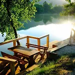 Coast بيت للعطل بوسانسكا كروبا